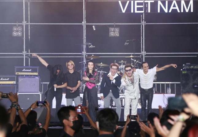 Đoạt ngôi quán quân Rock Việt mùa đầu tiên, thành viên Thỏ Trauma (đội Metanoia) có dịp lần đầu đứng biểu diễn cùng Bức Tường.