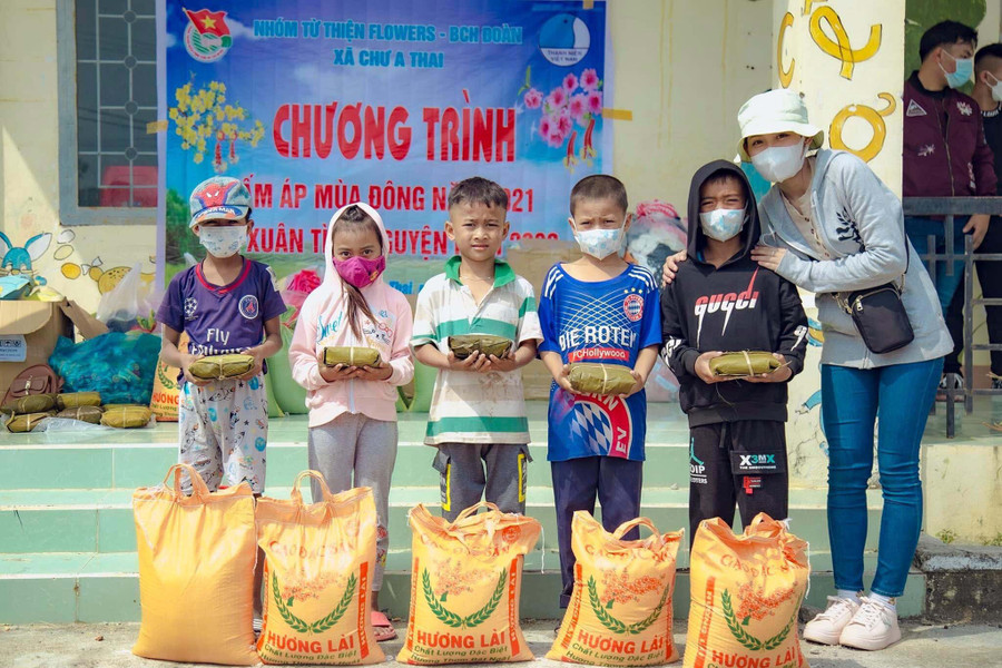 Em Lê Ánh Thùy Trang (bìa phải) tặng quà cho các em thiếu nhi xã Chư A Thai (huyện Phú Thiện). Ảnh: Phan Lài