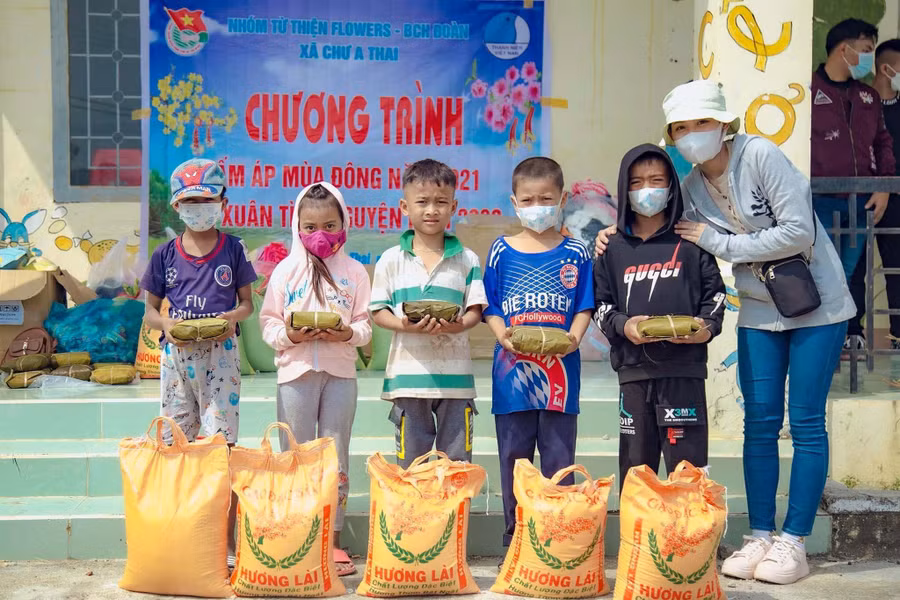 Em Lê Ánh Thùy Trang (bìa phải) tặng quà cho các em thiếu nhi xã Chư A Thai (huyện Phú Thiện). Ảnh: Phan Lài