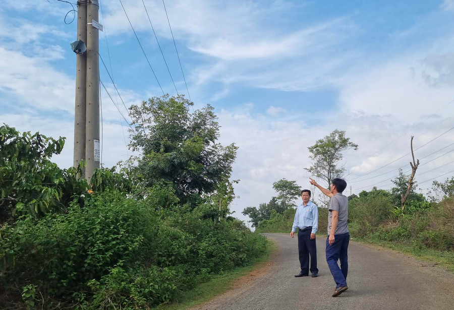 Cán bộ Hội CCB xã Ia Sao kiểm tra hệ thống camera tại tuyến đường liên thôn. Ảnh: Hà Phương Cán bộ Hội CCB xã Ia Sao kiểm tra hệ thống camera tại tuyến đường liên thôn. Ảnh: Hà Phương