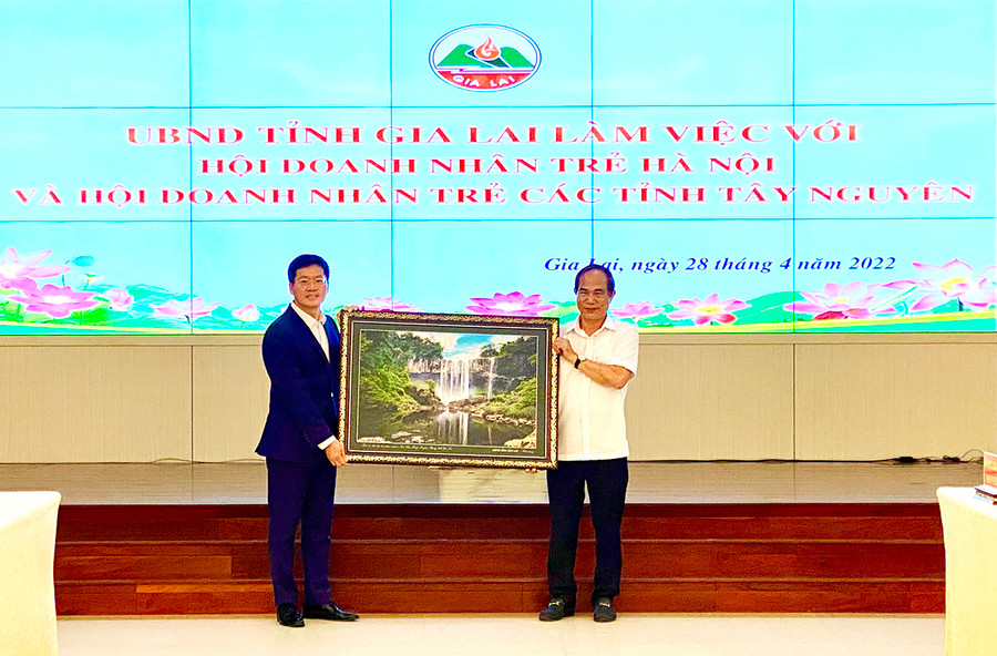 Chủ tịch UBND tỉnh Võ Ngọc Thành (bìa phải) tặng quà lưu niệm cho Hội Doanh nghiệp trẻ Hà Nội. Ảnh: Hà Duy Chủ tịch UBND tỉnh Võ Ngọc Thành tặng quà lưu niệm cho Hội Doanh nghiệp trẻ Hà Nội. Ảnh: Hà Duy