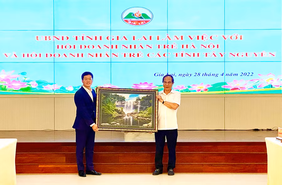 Chủ tịch UBND tỉnh Võ Ngọc Thành tặng quà lưu niệm cho Hội Doanh nghiệp trẻ Hà Nội. Ảnh: Hà Duy