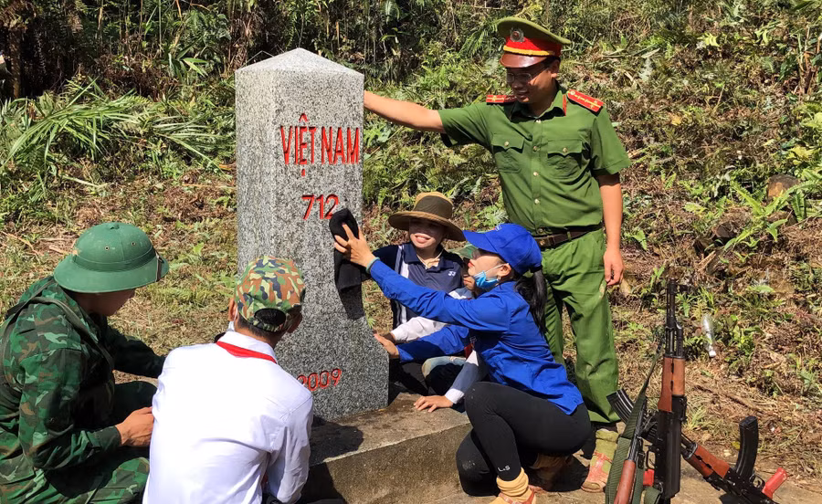 Lực lượng Bộ đội Biên phòng, Công an, Đoàn Thanh niên và học sinh xã La Êê phát quang, dọn dẹp cột mốc biên giới.