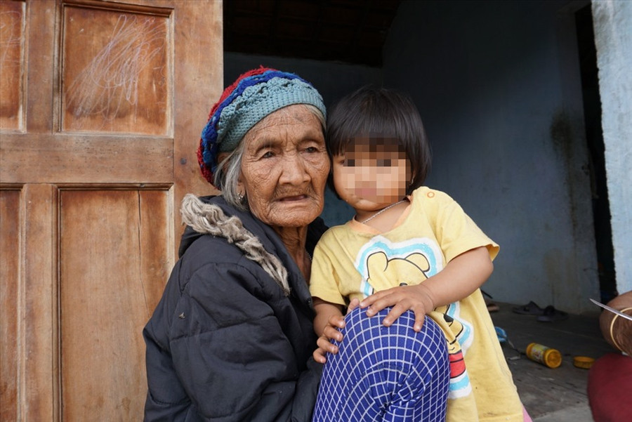 Người già và em nhỏ ở xã Đăk Tăng luôn sống trong sợ hãi vì hàng trăm trận động đất kích thích. Ảnh T.T