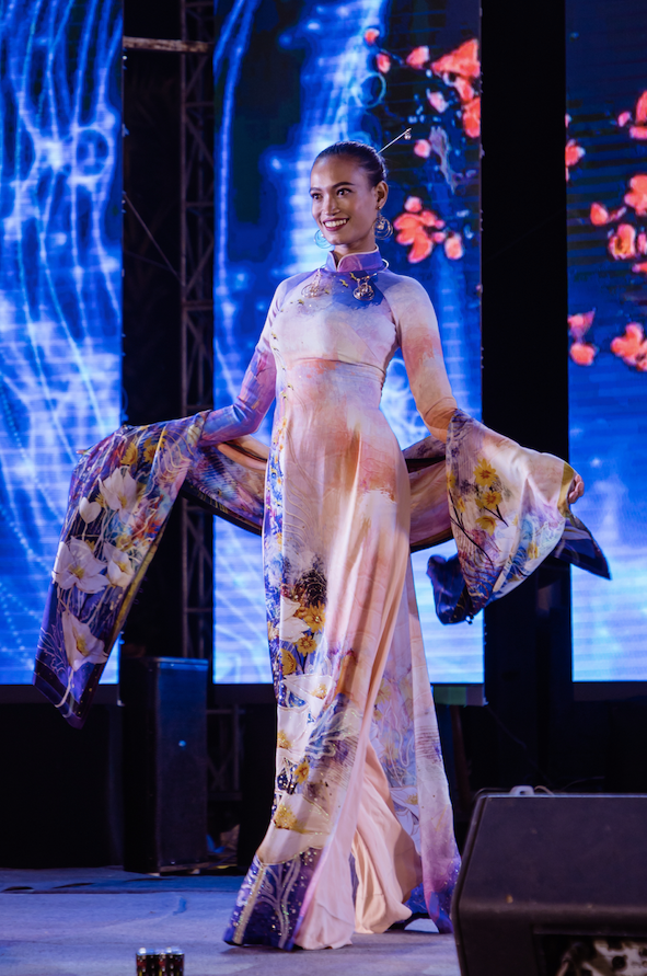 H’Ăng Niê tiếp tục tỏa sáng tại đêm diễn. Cô khoe vóc dáng cân đối trong thiết kế áo dài, họa tiết tranh trên áo lụa. Người đẹp hiện đang tập trung vào vai trò giảng dạy catwalk và trình diễn thời trang trước khi lên xe hoa vào năm nay. Ảnh: Tuấn Khải