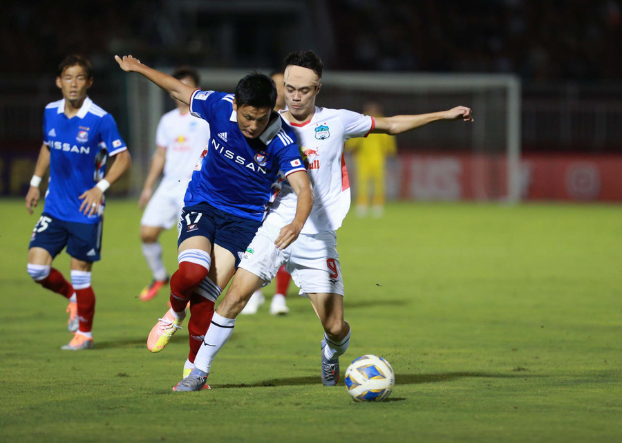 HAGL (bìa phải) đã lép vế hoàn toàn trước đội bóng đến từ Nhật Bản. Ảnh: Quang Thịnh