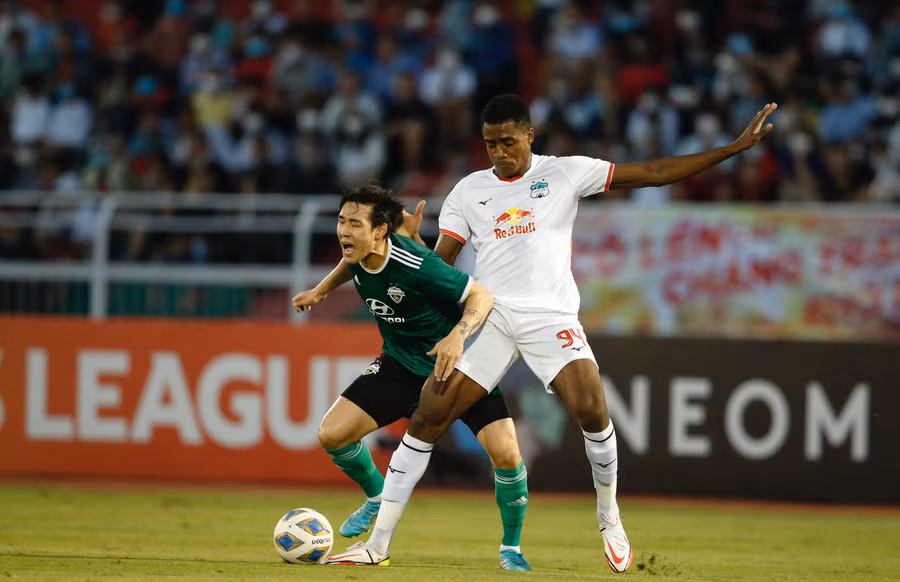 Trận đấu đã diễn ra tương đối cân bằng với sự mạnh dạn của HAGL. Ảnh: Đức Đồng Trận đấu đã diễn ra tương đối cân bằng với sự mạnh dạn của HAGL. Ảnh: Đức Đồng