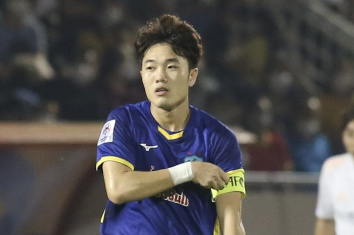 Xuân Trường đeo băng đội trưởng trận Hoàng Anh Gia Lai gặp Yokohama F. Marinos. Ảnh: Thanh Vũ