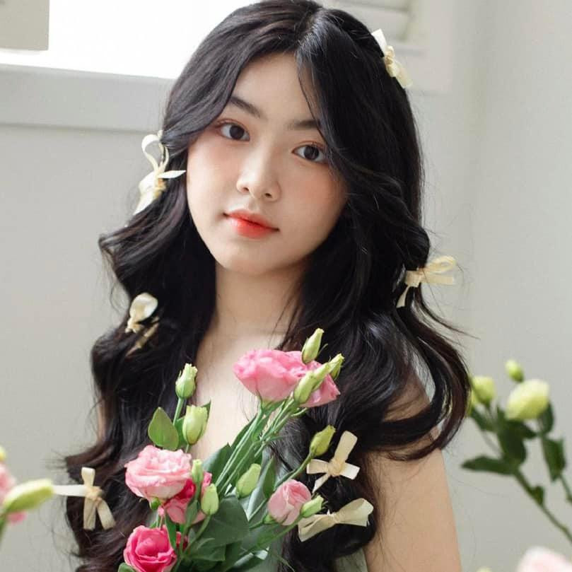 Sáng 6.4, Quyền Linh đăng tải hình ảnh Lọ Lem trên trang cá nhân kèm theo những lời nhắn nhủ đầy tình cảm nhân dịp con gái bước sang tuổi 16. Ông mai của Bạn muốn hẹn hò viết: “Chúc mừng sinh nhật lần thứ 16 con gái yêu của ba nhé. Chúc Lọ Lem của ba vui khỏe và học giỏi nha con. Ba yêu con nhiều lắm