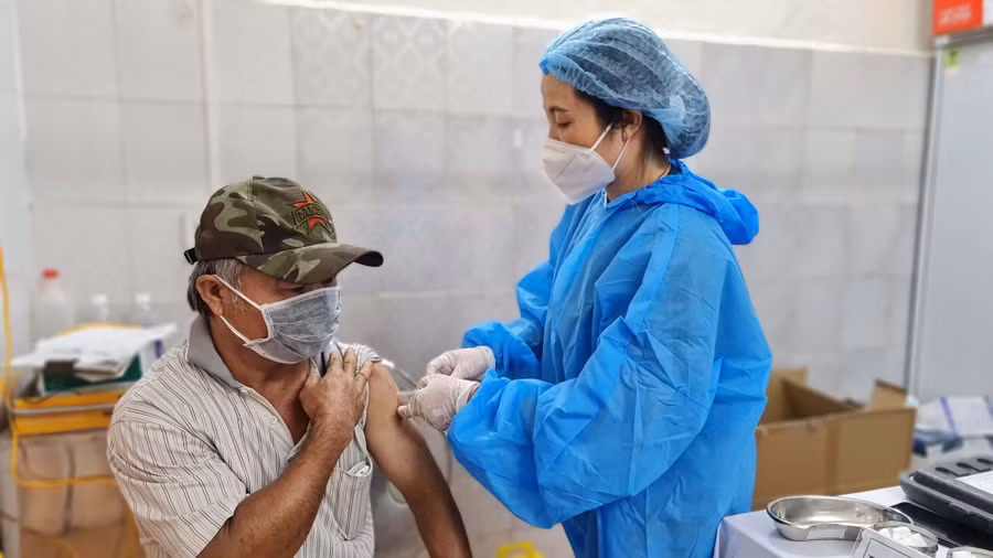 Tiêm vắc xin phòng Covid-19 mũi tăng cường cho người dân tại Trung tâm Y tế TP. Pleiku. Ảnh: Bá Bính