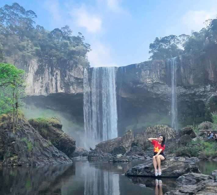 Du khách chụp ảnh trước thác K50 ở huyện Kbang. Ảnh: T.T