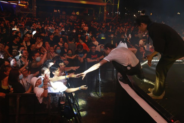 Ca sĩ Phạm Anh Khoa giao lưu cùng các bạn trẻ yêu rock.