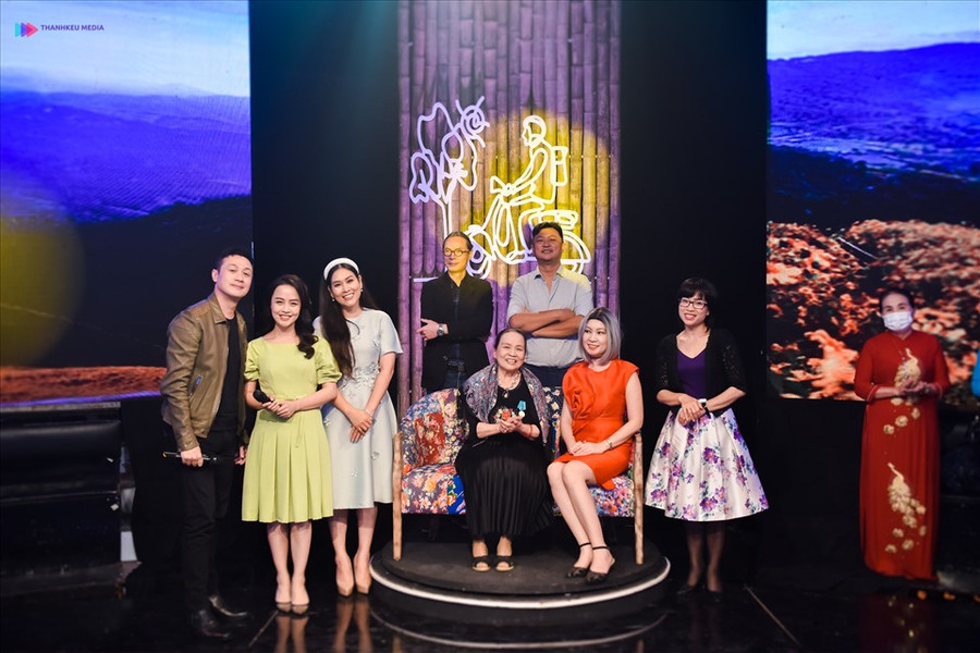 Chương trình “Thanh xuân tươi đẹp” tháng 4 có sự hội ngộ của các nghệ sĩ. Ảnh: VTV