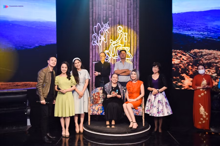 Chương trình “Thanh xuân tươi đẹp” tháng 4 có sự hội ngộ của các nghệ sĩ. Ảnh: VTV