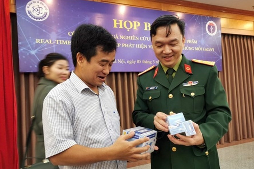 Học viện Quân y và Công ty cổ phần Công nghệ Việt Á phối hợp nghiên cứu chế tạo bộ kit phát hiện SARS-CoV-2 với kinh phí gần 19 tỉ đồng. Ảnh: Ng.Ph