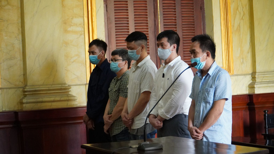 Bị cáo Đoàn Hồng Phúc (thứ 2 từ phải qua) bị tuyên phạt 4 năm 6 tháng tù. Ảnh: Phan Thương Bị cáo Đoàn Hồng Phúc (thứ 2 từ phải qua) bị tuyên phạt 4 năm 6 tháng tù. Ảnh: Phan Thương