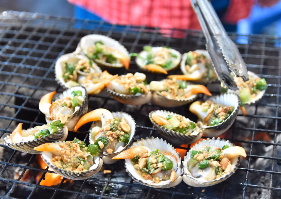 Món đặc sản sò dương nướng. Ảnh: Trung Hiếu