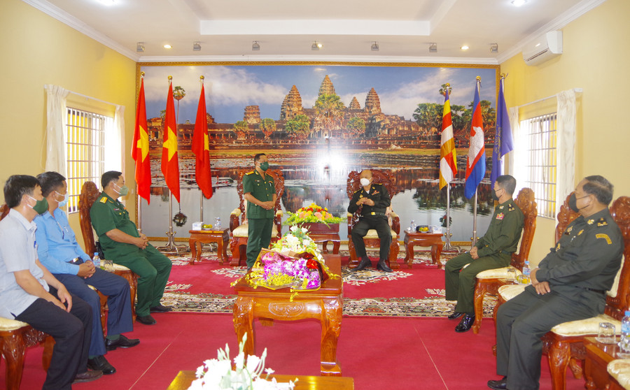 Đoàn công tác Bộ Chỉ huy Quân sự tỉnh thăm, chúc Tết cổ truyền Chôl Chnăm Thmây tại Quân khu 1, Quân đội Hoàng gia Campuchia. Ảnh: Thanh Tuyền Đoàn công tác Bộ CHQS tỉnh thăm, chúc Tết cổ truyền Chôl Chnăm Thmây tại Quân khu 1, Quân đội Hoàng gia Campuchia. Ảnh: Thanh Tuyền