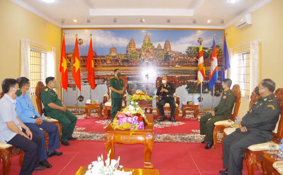 Đoàn công tác Bộ Chỉ huy Quân sự tỉnh thăm, chúc Tết cổ truyền Chôl Chnăm Thmây tại Quân khu 1, Quân đội Hoàng gia Campuchia. Ảnh: Thanh Tuyền Đoàn công tác Bộ CHQS tỉnh thăm, chúc Tết cổ truyền Chôl Chnăm Thmây tại Quân khu 1, Quân đội Hoàng gia Campuchia. Ảnh: Thanh Tuyền