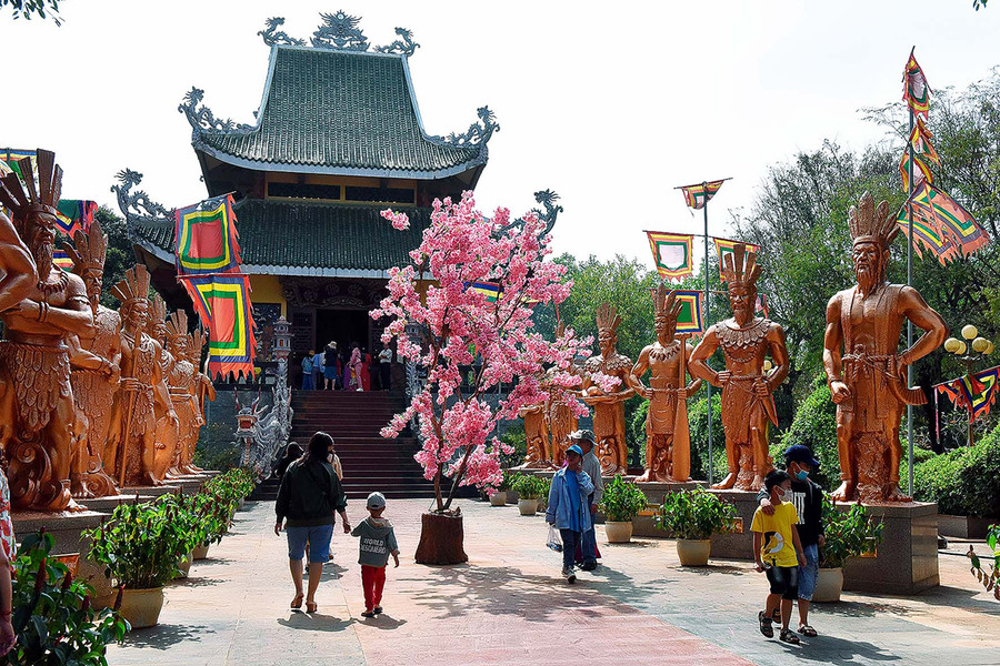  Người dân tham quan Đền thờ Quốc Tổ Hùng Vương ở công viên Đồng Xanh (TP. Pleiku). Ảnh: Hà Tây