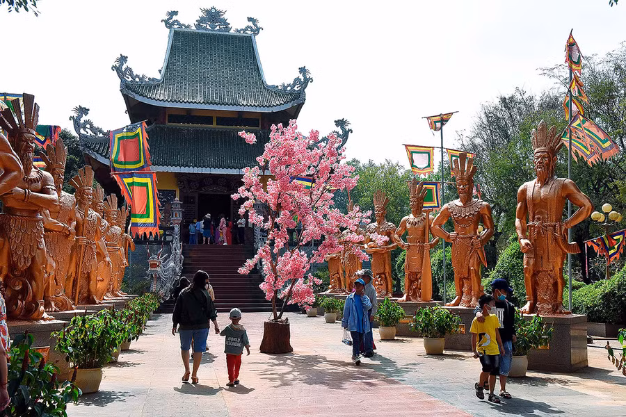 Người dân tham quan Đền thờ Quốc Tổ Hùng Vương ở Công viên Đồng Xanh (TP. Pleiku). Ảnh: Hà Tây Người dân tham quan Đền thờ Quốc Tổ Hùng Vương ở công viên Đồng Xanh (TP. Pleiku). Ảnh: Hà Tây