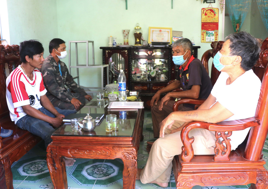 Tại nhà ông Nguyễn Thời-Bí thư Chi bộ thôn Tư Lương, các ban, hội đoàn thể thôn Tư Lương (xã Tân An, huyện Đak Pơ) cung cấp thông tin cho Báo Gia Lai. Ảnh: An Phát