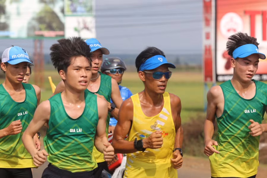 Văn Long (thứ 2 từ phải qua) đã ghé qua quê hương Gia Lai trong hành trình của mình. Ảnh: Văn Ngọc