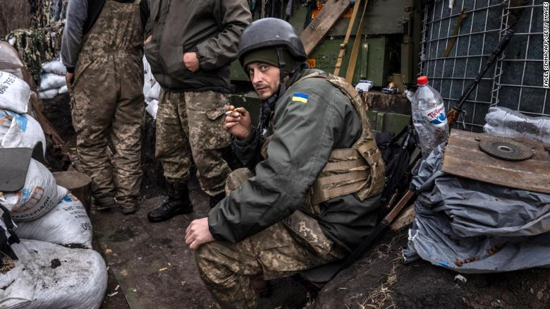  Một quân nhân Ukraine hút thuốc lá trong một chiến hào ở chiến tuyến phía đông Kharkiv vào ngày 31/3/2022. Ảnh CNN