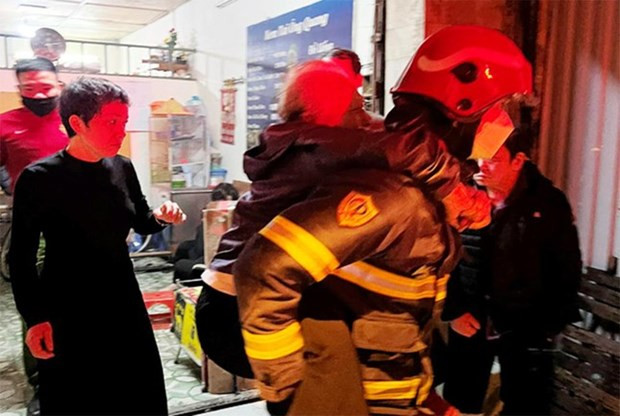  Cảnh sát phòng cháy chữa cháy cứu hộ người dân ra ngoài. (Ảnh Công an Hà Nội cung cấp)