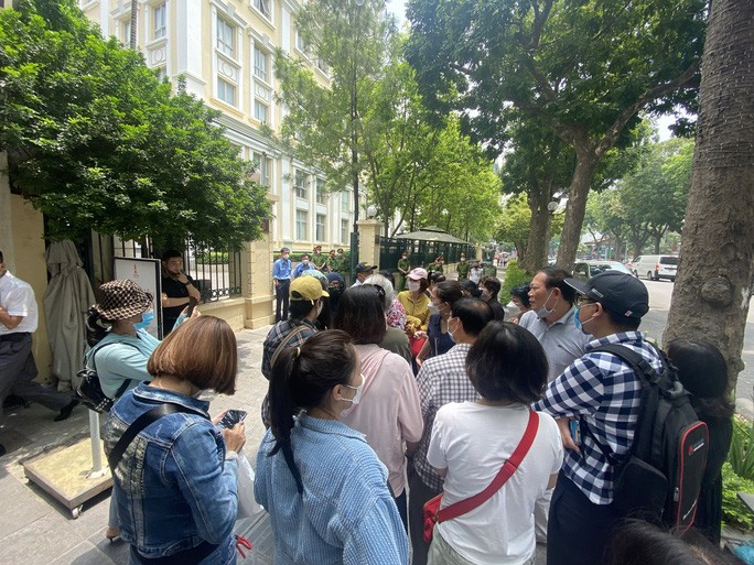 Các nhà đầu tư trao đổi thông tin sau khi kết thúc cuộc làm việc với bộ phận tiếp công dân Bộ Tài chính. Các nhà đầu tư trao đổi thông tin sau khi kết thúc cuộc làm việc với bộ phận tiếp công dân Bộ Tài chính