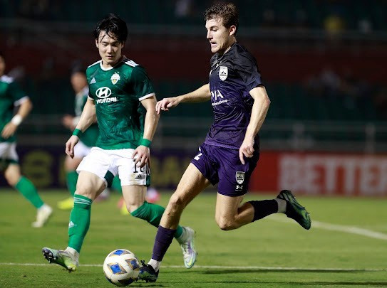 Sydney FC (áo tím) gây bất ngờ khi cầm hoà Jeonbuk. Ảnh: Hữu Linh