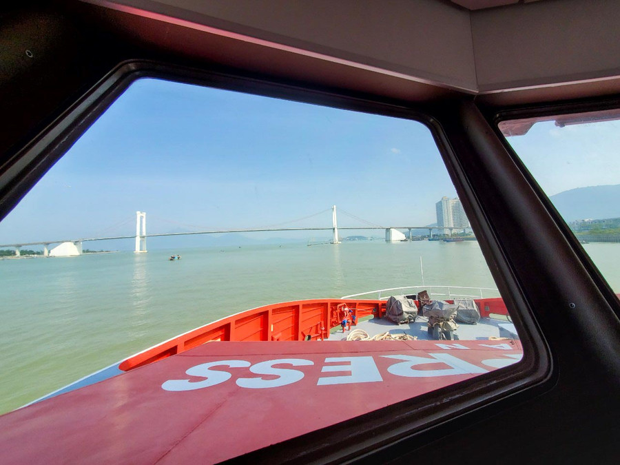 Tàu Trưng Trắc rời sông Hàn tiến ra vịnh Đà Nẵng bắt đầu hải trình 135 km đi đảo Lý Sơn. Trong ảnh tàu cao tốc đang chạy qua đoạn cầu Thuận Phước (TP.Đà Nẵng) Tàu Trưng Trắc rời sông Hàn tiến ra vịnh Đà Nẵng bắt đầu hải trình 135 km đi đảo Lý Sơn. Trong ảnh tàu cao tốc đang chạy qua đoạn cầu Thuận Phước (TP.Đà Nẵng)