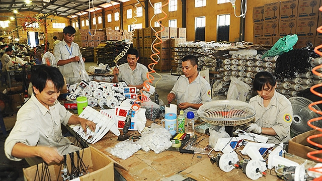 Thu nhập bảo đảm, người lao động mới có thể toàn tâm, toàn trí phục vụ doanh nghiệp .Ảnh: NGUYỄN NAM Thu nhập bảo đảm, người lao động mới có thể toàn tâm, toàn trí phục vụ doanh nghiệp .Ảnh: NGUYỄN NAM