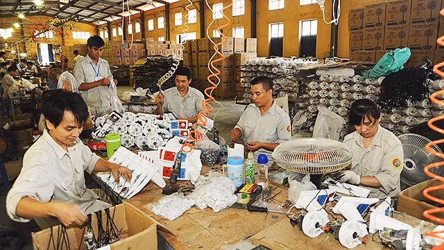  Thu nhập bảo đảm, người lao động mới có thể toàn tâm, toàn trí phục vụ doanh nghiệp .Ảnh: NGUYỄN NAM
