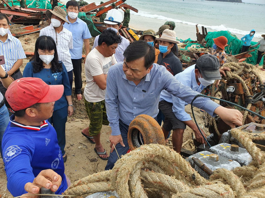 Ông Nguyễn Hoàng Hiệp (giữa) thăm hỏi người dân ở H.Tuy An (Phú Yên) bị thiệt hại trong đợt mưa gió bất thường vừa qua. Ảnh: Hoàng Huy Ông Nguyễn Hoàng Hiệp (giữa) thăm hỏi người dân ở H.Tuy An (Phú Yên) bị thiệt hại trong đợt mưa gió bất thường vừa qua. Ảnh: Hoàng Huy