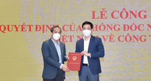  Phó Thống đốc Đoàn Thái Sơn trao quyết định bổ nhiệm cho ông Nguyễn Phi Lân.