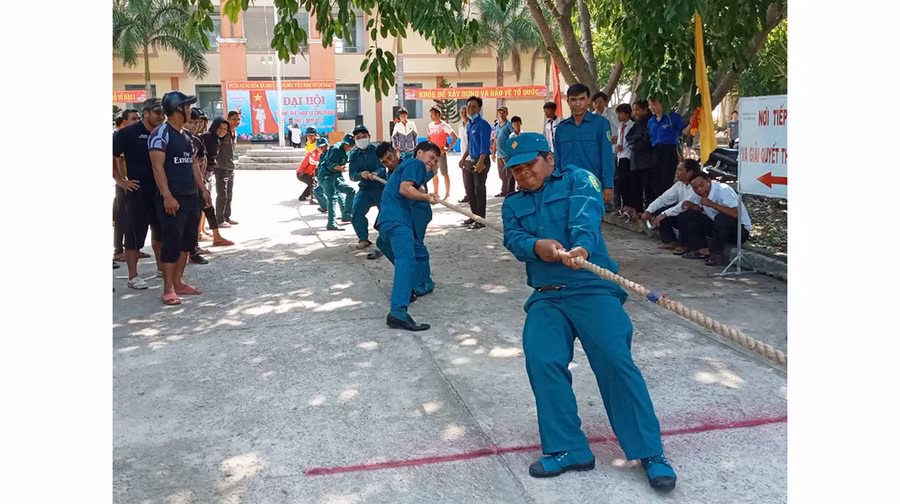  Các vận động viên thi đấu môn kéo co tại Đại hội TDTT xã Chư Drăng (huyện Krông Pa) năm 2021. Ảnh: Văn Ngọc