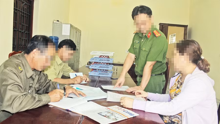 Lực lượng công an tiếp nhận tin tố giác của người dân. Ảnh: Bộ Công an