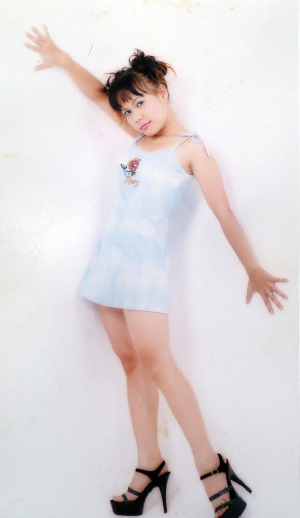 Khoảnh khắc Việt Hương diện đầm 2 dây kết hợp cùng giày cao gót, tự tin tạo dáng trước ống kính. Bà xã Hoài Phương cho biết đây là thời điểm cô 19 tuổi. Bức ảnh do đạo diễn Vũ Ngọc Đãng chụp cô năm 19 tuổi tại Trường Nghệ thuật sân khấu 2. Ảnh: FBNV