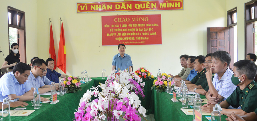 Đoàn công tác làm việc với Đồn BP Ia Mơr. Ảnh: Anh Huy