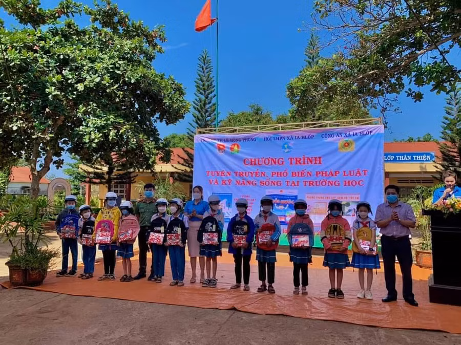  Tặng cặp sách cho các em học sinh có hoàn cảnh khó khăn. Ảnh: Anh Quân