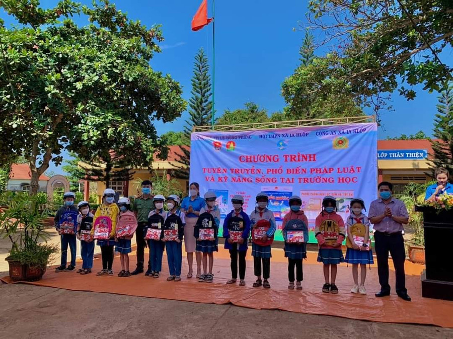 Ban tổ chức chương trình tặng cặp sách cho các em học sinh có hoàn cảnh khó khăn. Ảnh: Anh Quân Tặng cặp sách cho các em học sinh có hoàn cảnh khó khăn. Ảnh: Anh Quân