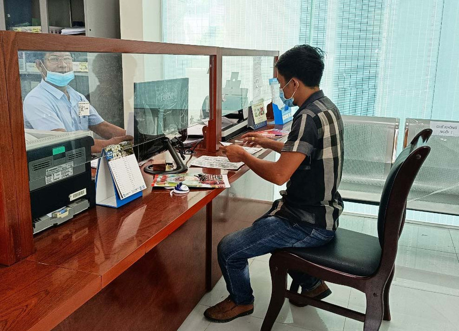 Người dân giao dịch tại BHXH huyện Kông Chro. Ảnh: R’Ô HOK Người dân giao dịch tại BHXH huyện Kông Chro. Ảnh: R’Ô HOK