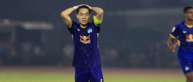 Xuân Trường đeo băng đội trưởng của HAGL. Ảnh: SPORT