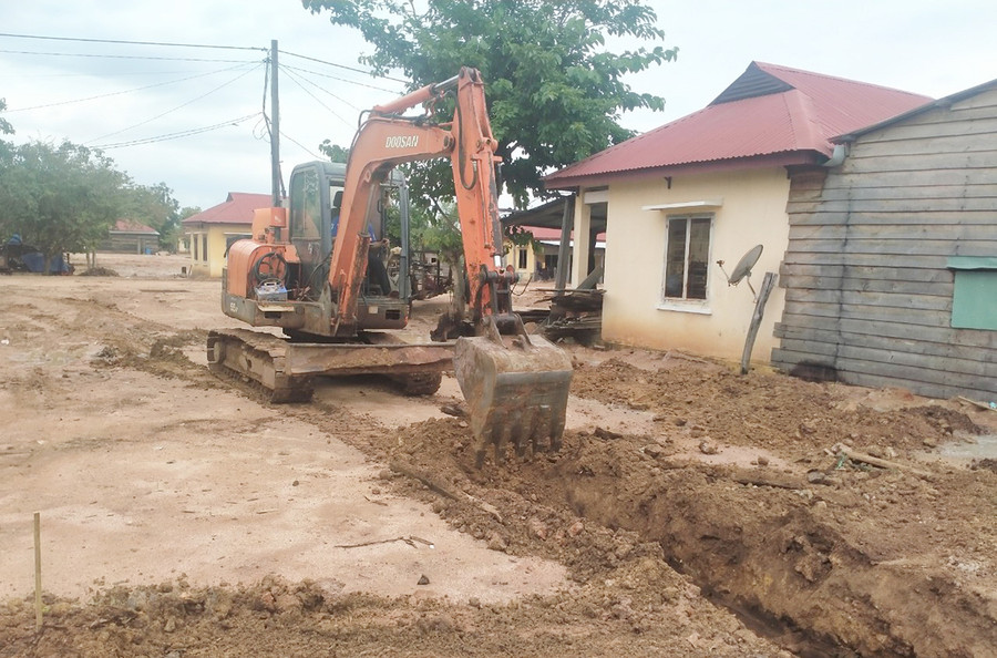  Để giải quyết tạm thời, xã đã huy động máy móc xuống múc rãnh cho nước thoát. Ảnh: Nguyễn Quang