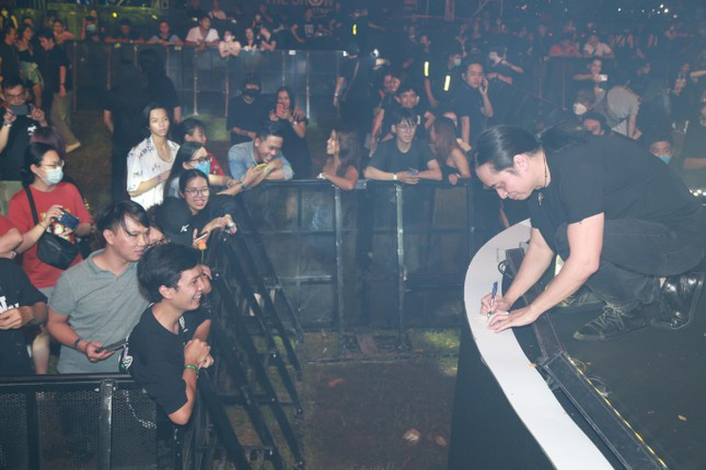 Thủ lĩnh Bức Tường - guitarist ký tặng khán giả sau đêm nhạc.