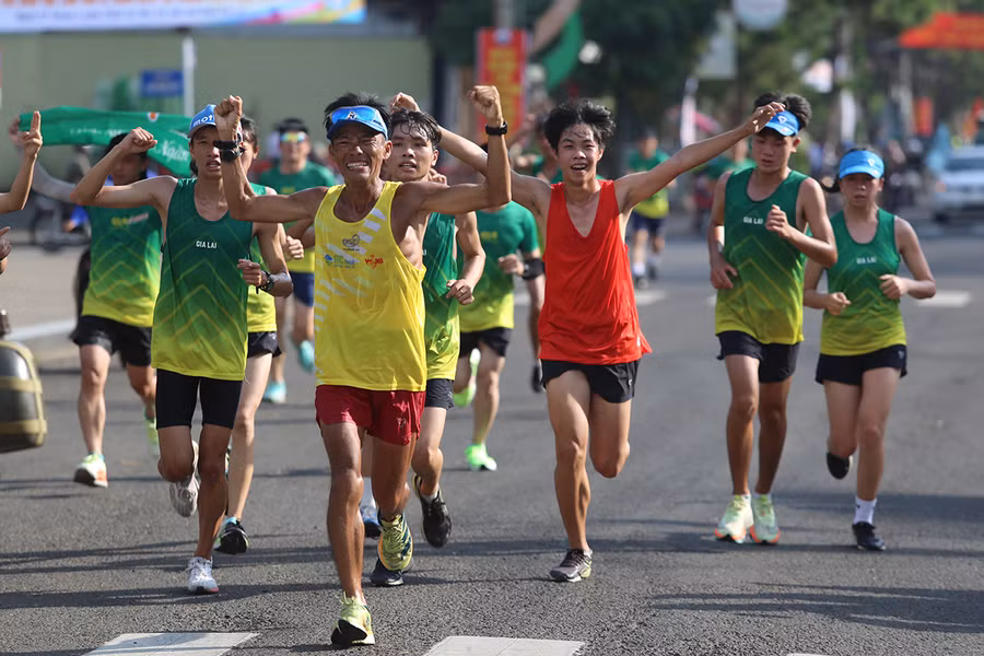 Cảm xúc vỡ òa của Văn Long (người chạy phía trước) khi về đến Quảng trường Đại Đoàn Kết. Ảnh: Văn Ngọc