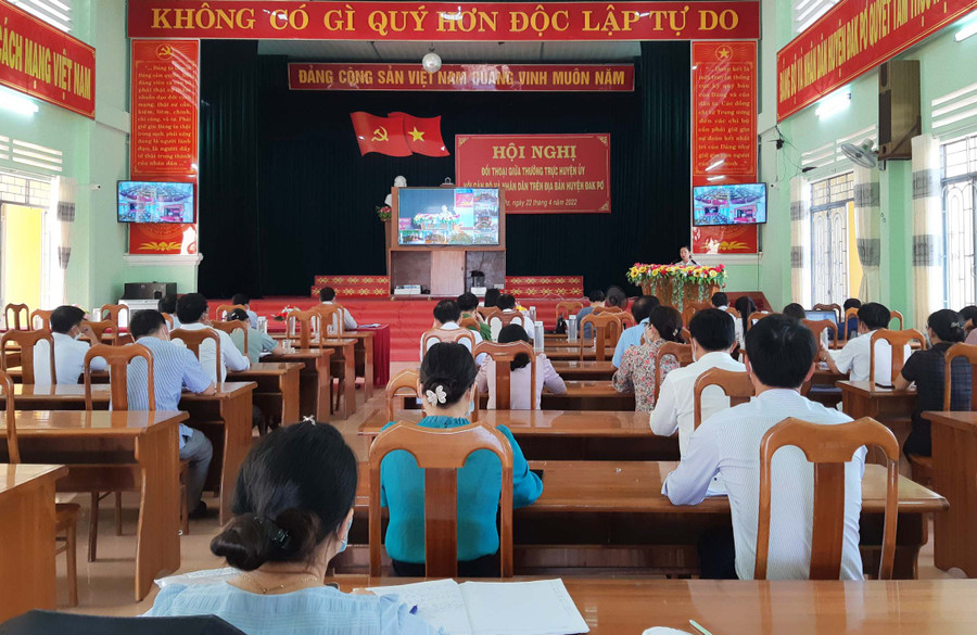 Quảng cảnh hội nghị đối thoại trực tuyến giữ Thường trực huyện ủy Đak Pơ với nhân dân trên địa bàn huyện. Ảnh: Tuyết Mai