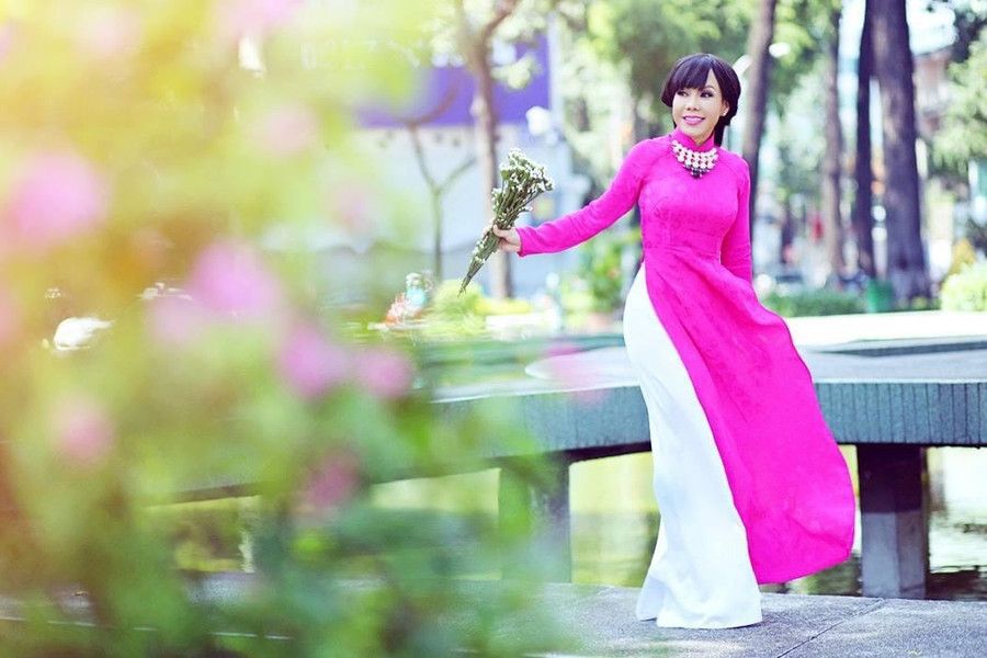 Dưới phần bình luận, nhiều người không khỏi bất ngờ trước nhan sắc của nghệ sĩ Việt Hương. Nếu như trước đây, cô gây ấn tượng bởi vẻ thùy mị, nữ tính thì ở hiện tại, nữ danh hài ngày càng sắc sảo, mặn mà hơn. Ảnh: FBNV