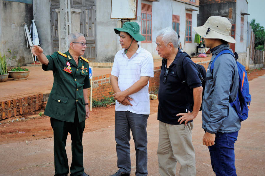 Các đại biểu tham quan thực địa di tích Chiến thắng cứ điểm 711-601 năm 1974 tại thôn 4, xã Ia Tôr, huyện Chư Prông